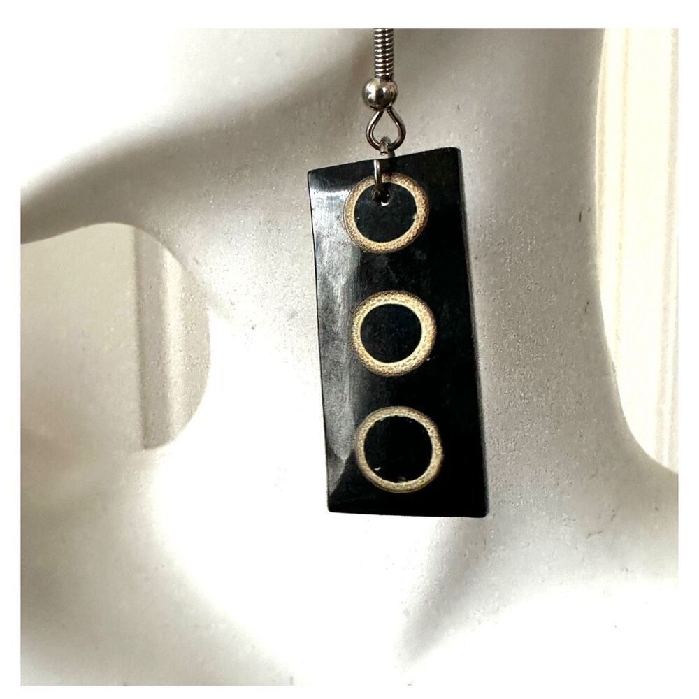 Black Shell Circle Pattern Earrings - image 2